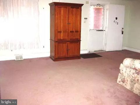 Living - 618 Post Rd, Marcus Hook, PA 19061 photo 2 of 3
