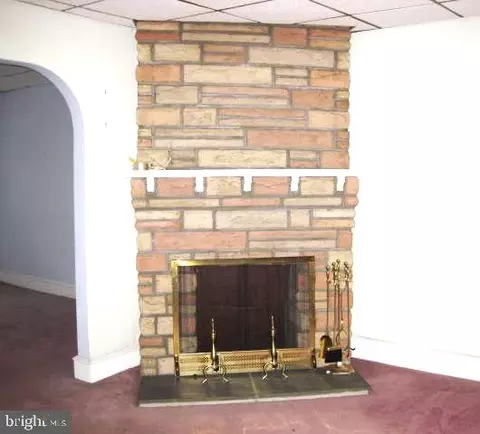 Living - 618 Post Rd, Marcus Hook, PA 19061 photo 1 of 3