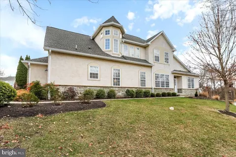 72 Old Barn Dr, West Chester, PA 19382