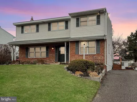417 Farnsworth Dr, Broomall, PA 19008