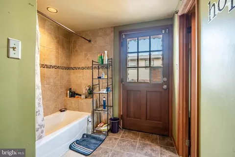 Entry Way - 809 Hawthorne Ave, Secane, PA 19018 photo 6 of 6