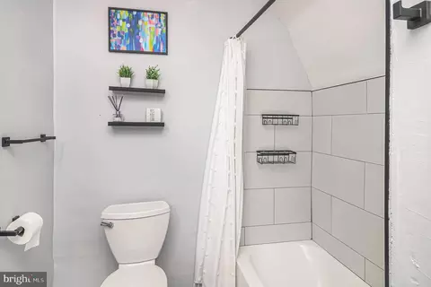 Bath - 20 Maple St, Marcus Hook, PA 19061 photo 1 of 2