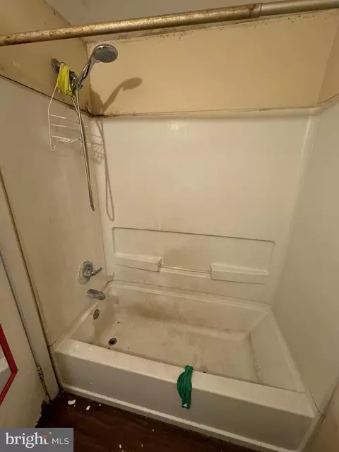 Bath - 1532 Summit St, Marcus Hook, PA 19061 photo 3 of 3