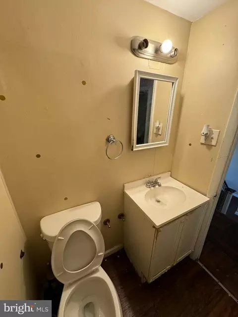 Bath - 1532 Summit St, Marcus Hook, PA 19061 photo 2 of 3