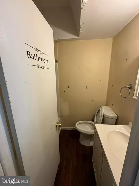 Bath - 1532 Summit St, Marcus Hook, PA 19061 photo 1 of 3