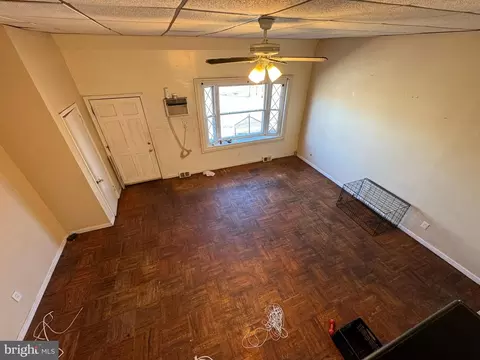 Living - 1532 Summit St, Marcus Hook, PA 19061 photo 3 of 4