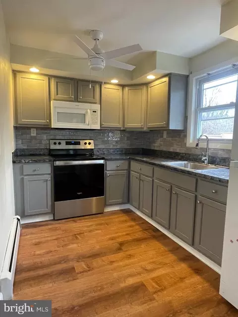 1017 Langley St, Marcus Hook, PA 19061 photo 9