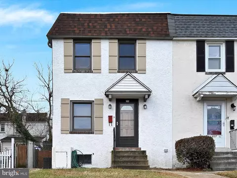 205 Crum Creek Dr, Woodlyn, PA 19094