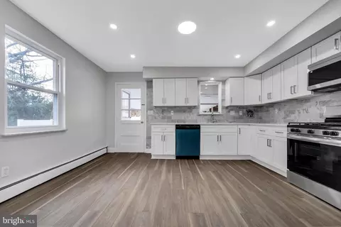 Entry Way - 7202 Hazel Ave, Upper Darby, PA 19082 photo 1 of 5