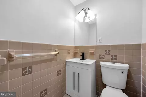 Bath - 7202 Hazel Ave, Upper Darby, PA 19082 photo 2 of 4