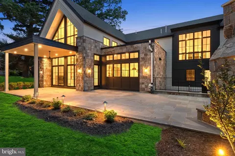 913 Drexel Ln, Bryn Mawr, PA 19010