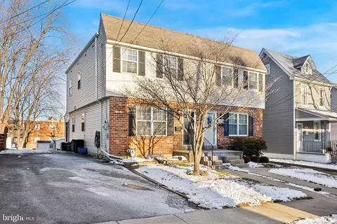 151 Saint Charles St, Drexel Hill, PA 19026