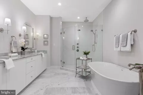 Bath - 427 E Lancaster Ave #2201, Wayne, PA 19087 photo 1 of 3