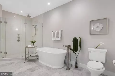 Bath - 427 E Lancaster Ave #2201, Wayne, PA 19087 photo 3 of 3