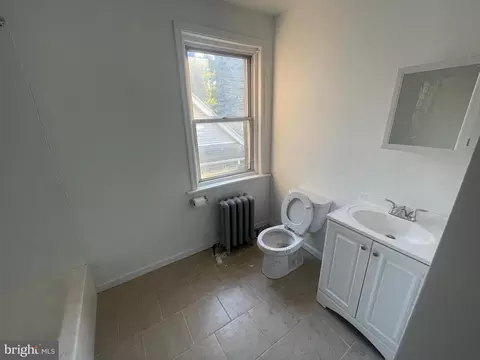 Bath - 47 Kent Rd, Darby, PA 19082 photo 1 of 3