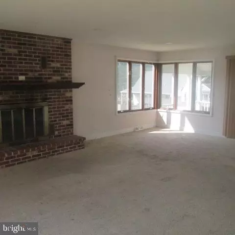 Living - 2114 Ferncroft Ave, Boothwyn, PA 19061 photo 2 of 4