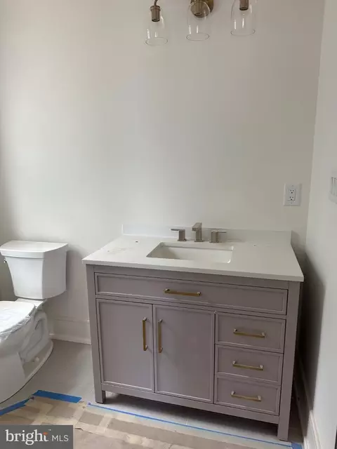 Bath - 353 Oak Ter, Wayne, PA 19087 photo 3 of 3