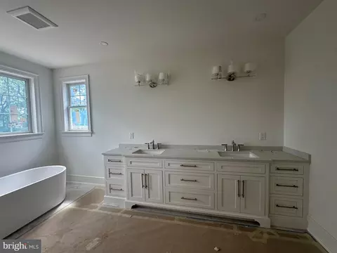 Bath - 353 Oak Ter, Wayne, PA 19087 photo 2 of 3