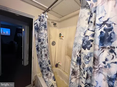 Bath - 7048 Guilford Rd, Upper Darby, PA 19082 photo 2 of 2
