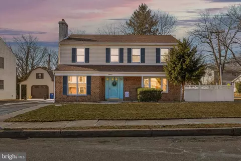 977 Greenhouse Ln, Secane, PA 19018