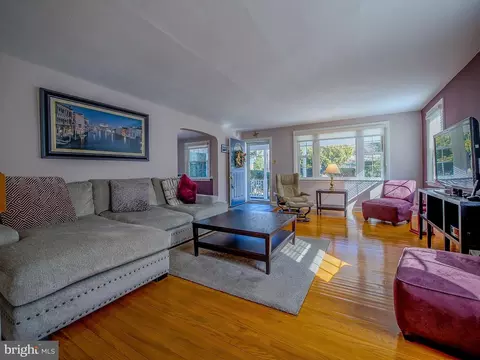 Living - 204 E Thomson Ave, Springfield, PA 19064 photo 5 of 8