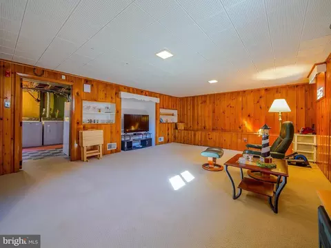 Living - 204 E Thomson Ave, Springfield, PA 19064 photo 6 of 8