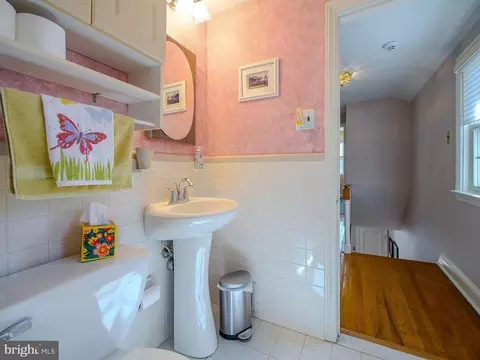 Bath - 204 E Thomson Ave, Springfield, PA 19064 photo 3 of 3