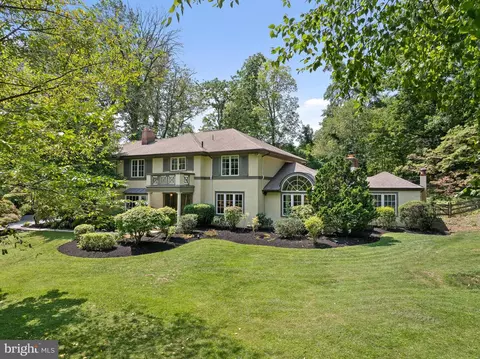 802 Maple Glen Ln, Wayne, PA 19087