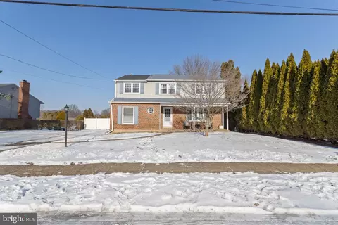 33 Blackthorne Ln, Aston, PA 19014