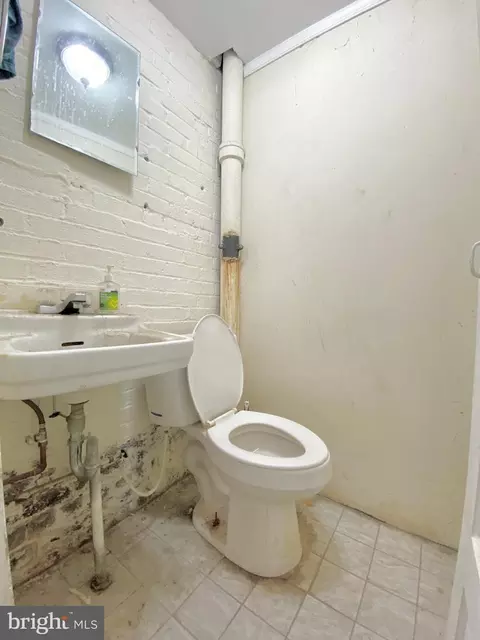 Bath - 8329 Delaware Ave, Darby, PA 19082 photo 4 of 7