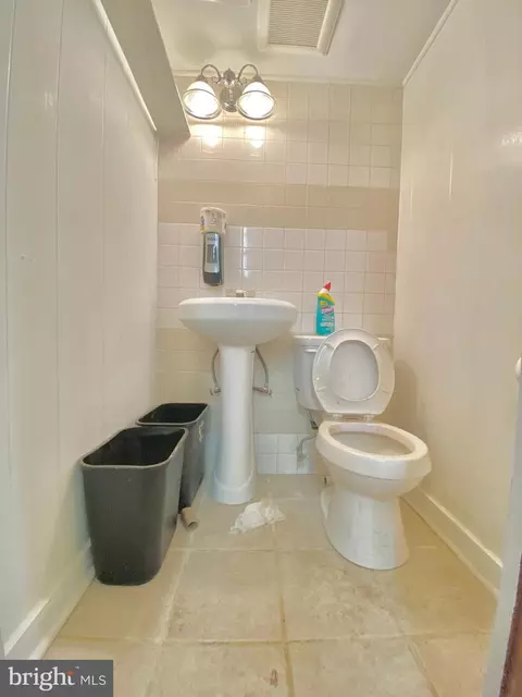 Bath - 8329 Delaware Ave, Darby, PA 19082 photo 5 of 7