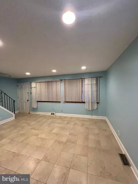 Living - 2558 Secane Rd, Secane, PA 19018 photo 4 of 5