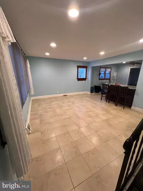 Living - 2558 Secane Rd, Secane, PA 19018 photo 3 of 5