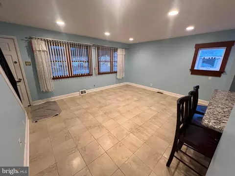 Living - 2558 Secane Rd, Secane, PA 19018 photo 2 of 5
