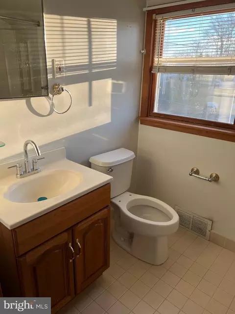 Bath - 2558 Secane Rd, Secane, PA 19018 photo 1 of 4
