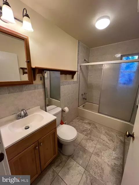 Bath - 2558 Secane Rd, Secane, PA 19018 photo 3 of 4