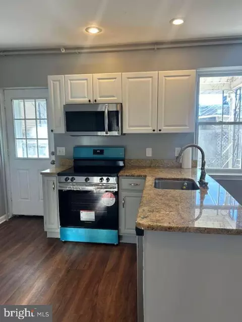 Entry Way - 1122 Washington Ave, Marcus Hook, PA 19061 photo 1 of 2