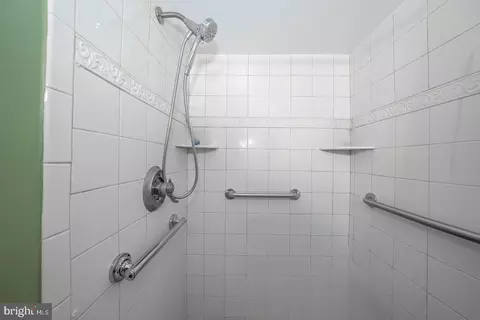 Bath - 112 Lantoga Rd UNIT B, Wayne, PA 19087 photo 1 of 2