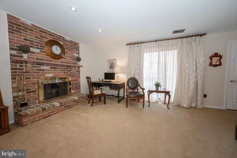 Living - 112 Lantoga Rd UNIT B, Wayne, PA 19087 photo 2 of 2