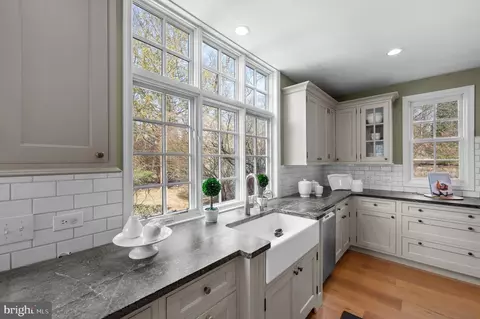 Kitchen - 407 Meadowbrook Ave, Wayne, PA 19087 photo 4 of 6