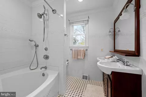 Bath - 407 Meadowbrook Ave, Wayne, PA 19087 photo 4 of 4
