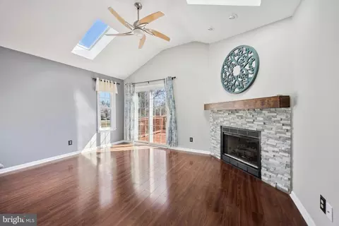 Living - 715 Ricks Cir, Brookhaven, PA 19015 photo 3 of 3