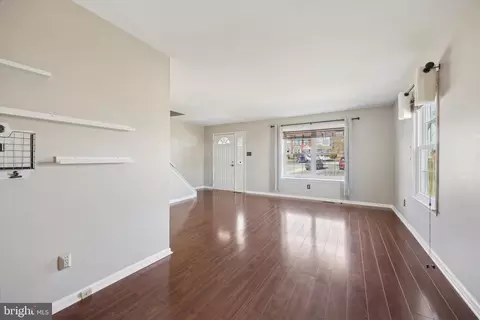 Living - 715 Ricks Cir, Brookhaven, PA 19015 photo 2 of 3