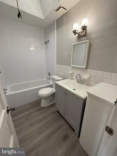 Bath - 706 Copley Rd, Darby, PA 19082 photo 1 of 2