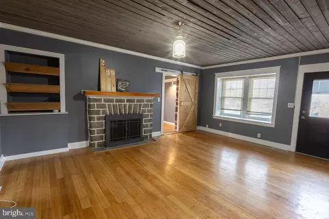 Living - 239 E Township Line Rd, Darby, PA 19082 photo 3 of 7