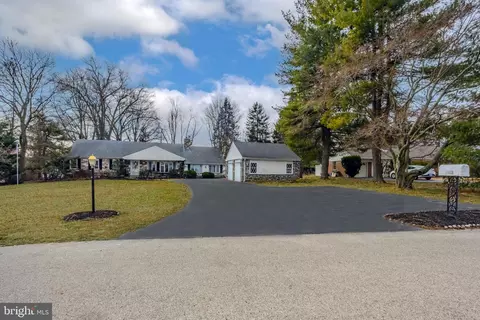 603 Williamsburg Dr, Broomall, PA 19008