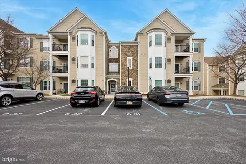 523 Creekside Dr, Brookhaven, PA 19015