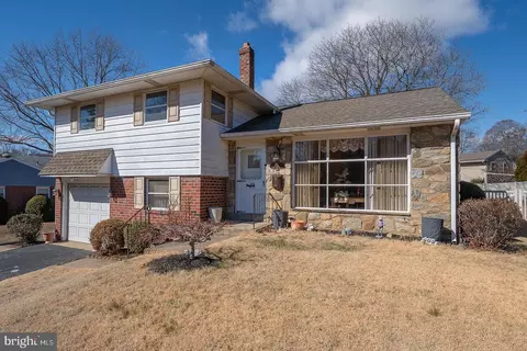 274 S New Ardmore Ave, Broomall, PA 19008