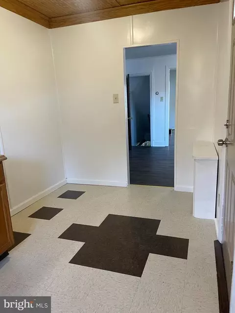 Entry Way - 67 Sunshine Rd, Darby, PA 19082 photo 6 of 9