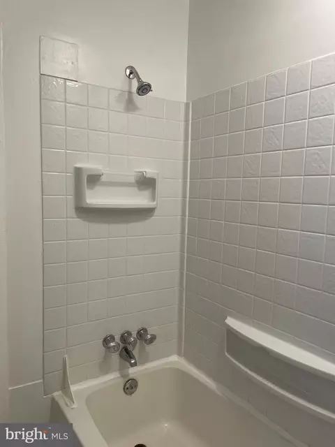 Bath - 67 Sunshine Rd, Darby, PA 19082 photo 3 of 4